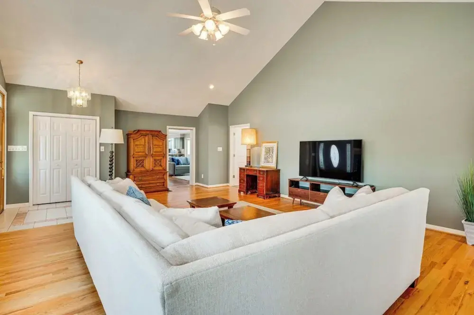 Lakefront Troutman House w/ Spectacular Sunsets!