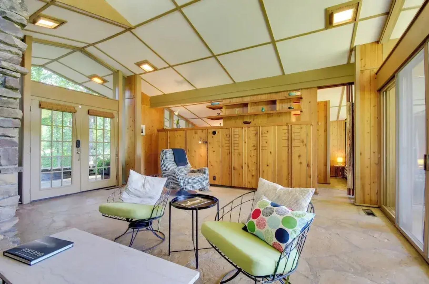 Tranquil Mid-century Modern Cottage w/ Forest View