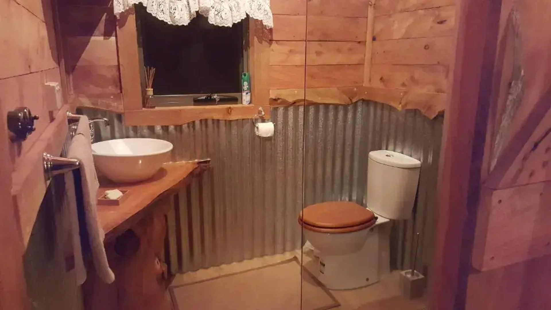 Rustic Hut Bush Retreat