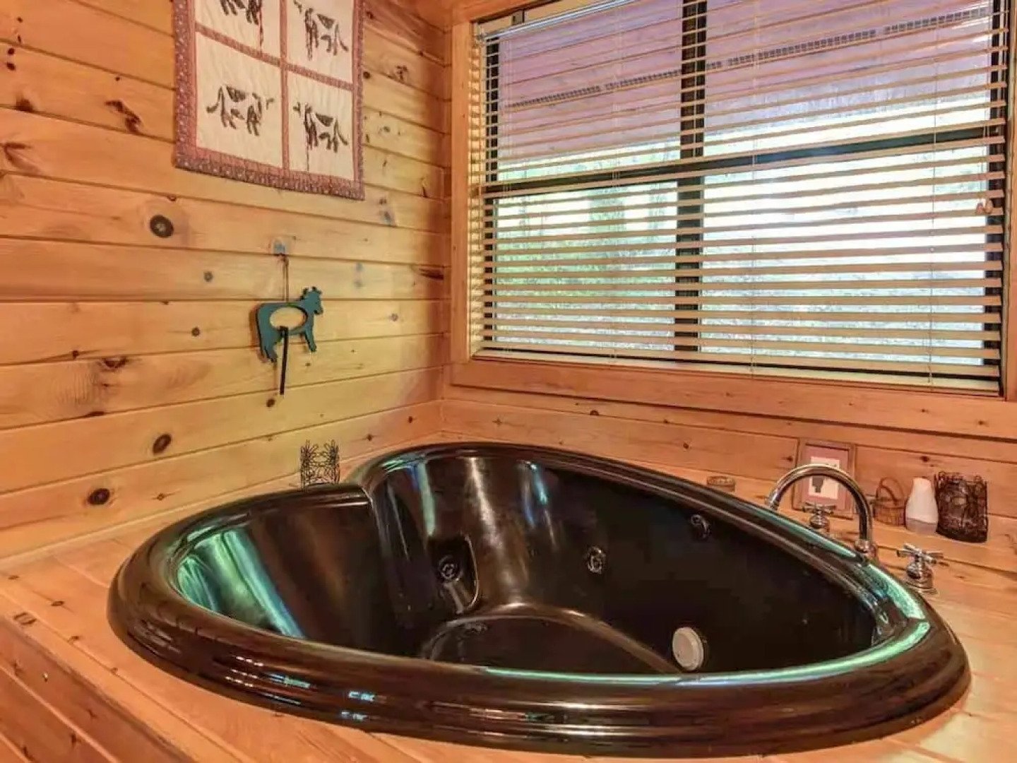 Country Getaway 1 Bedroom Home with Hot Tub