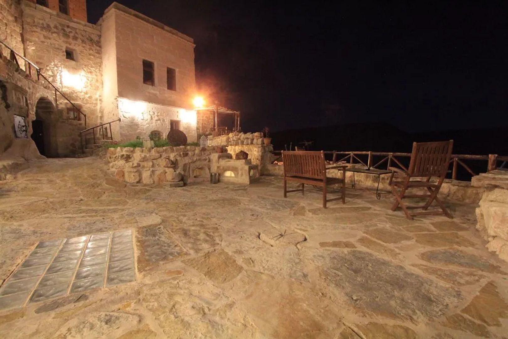 AkCave Suites & Resort