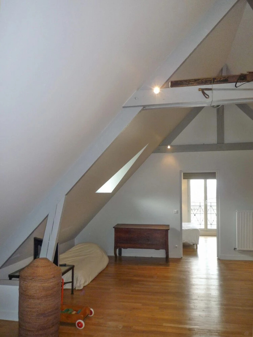 Beautiful Poissy Family Home With 5 Bedrooms, Large Garden and own Pon