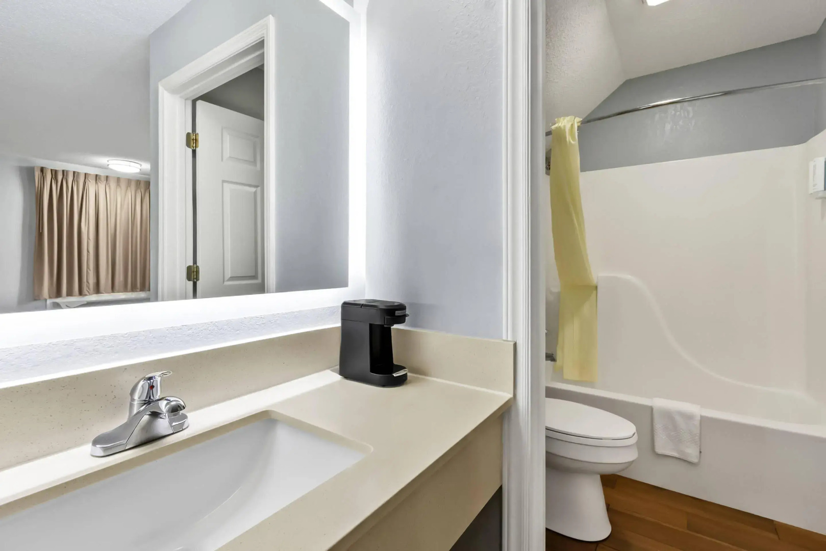 Econo Lodge Inn & Suites Cayce I-26 Airport