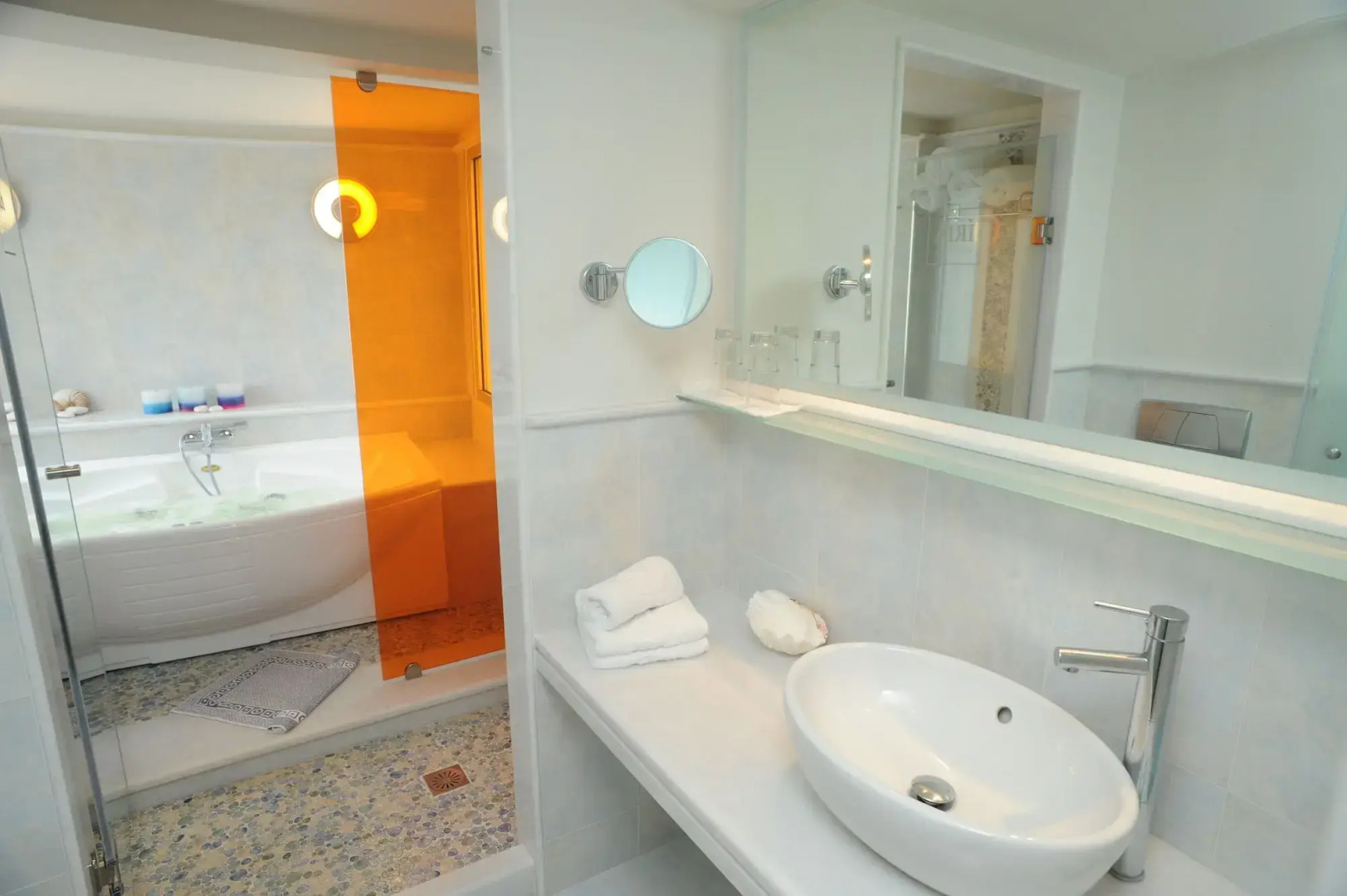 Iria Beach art hotel