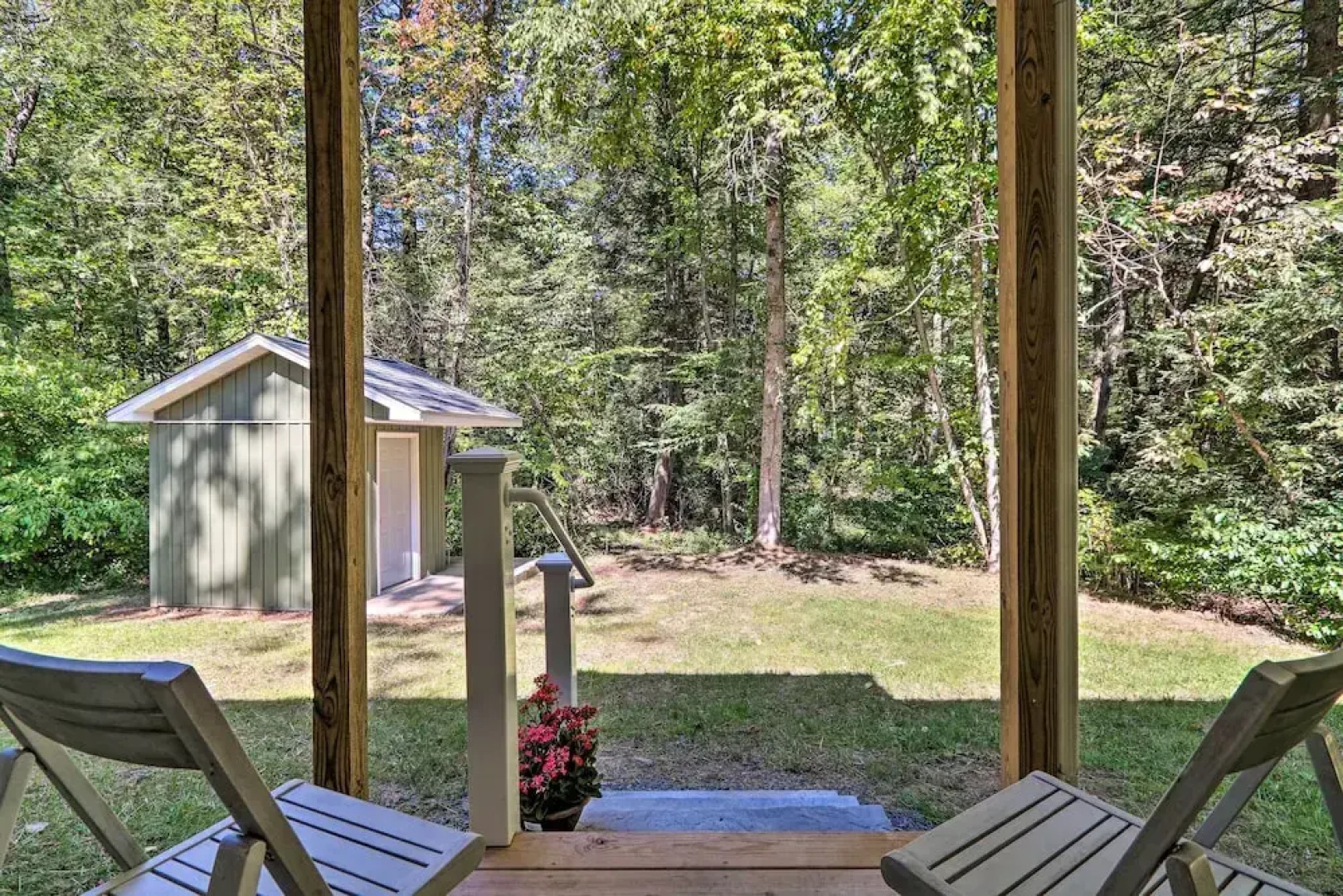 16 Mi to Ski Slopes! Creekside Poconos Cottage
