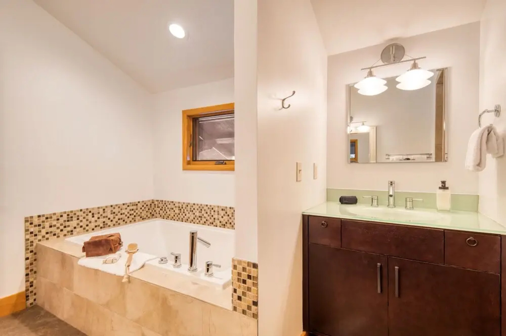 Silver Hollow by AvantStay Gorgeous Secluded Park City Home w Hot Tub and Pine Tree Views