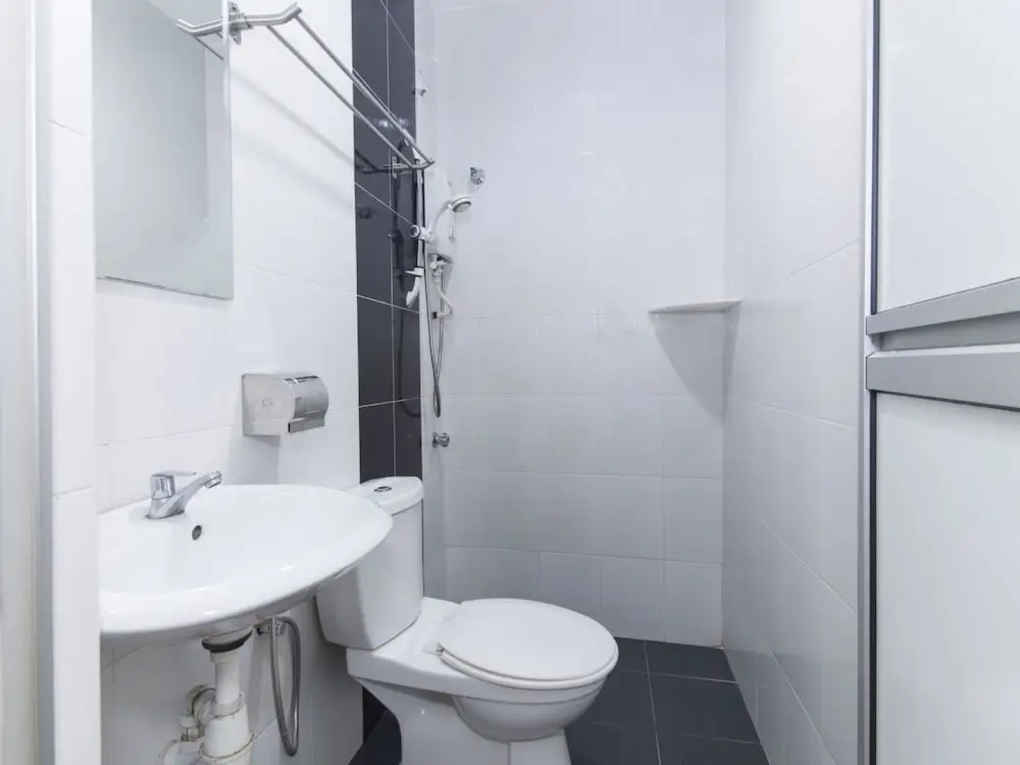 OYO 445 Charisma Hotel