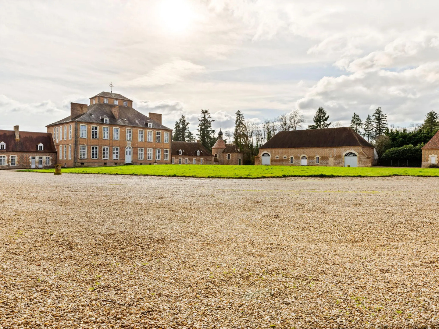 Guest room in a lavish castle in Allier