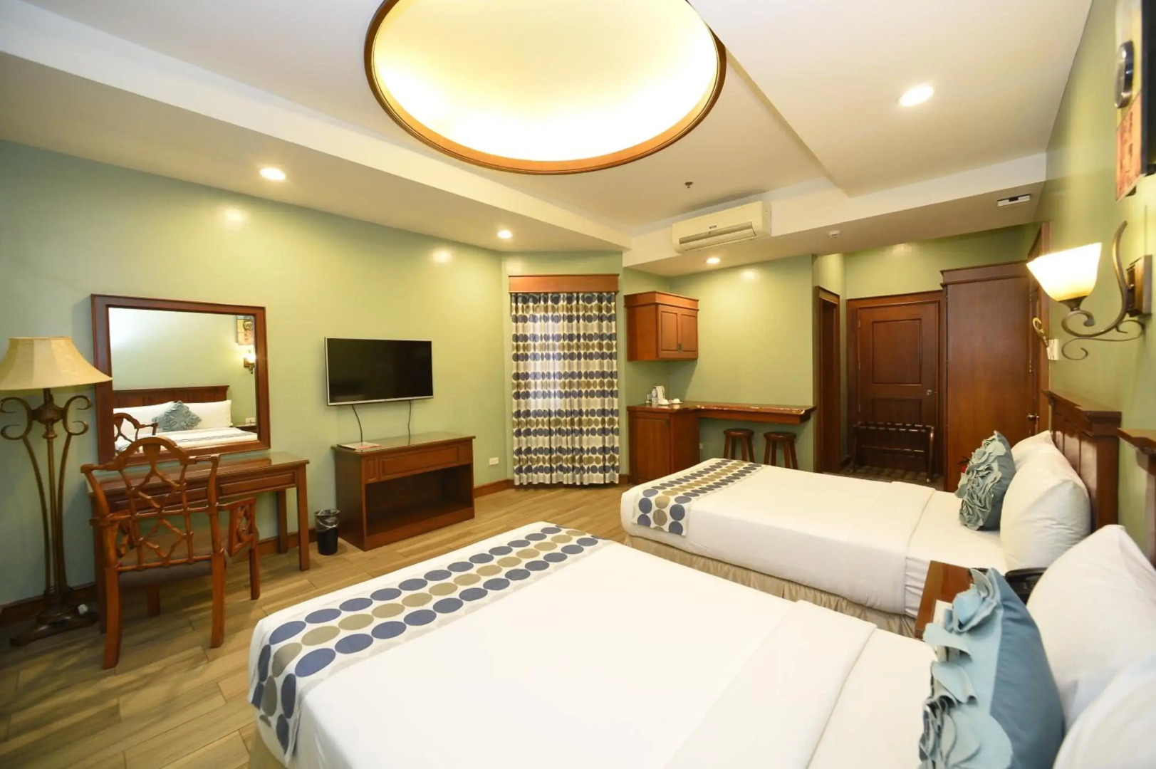 Paragon Hotel and Suites