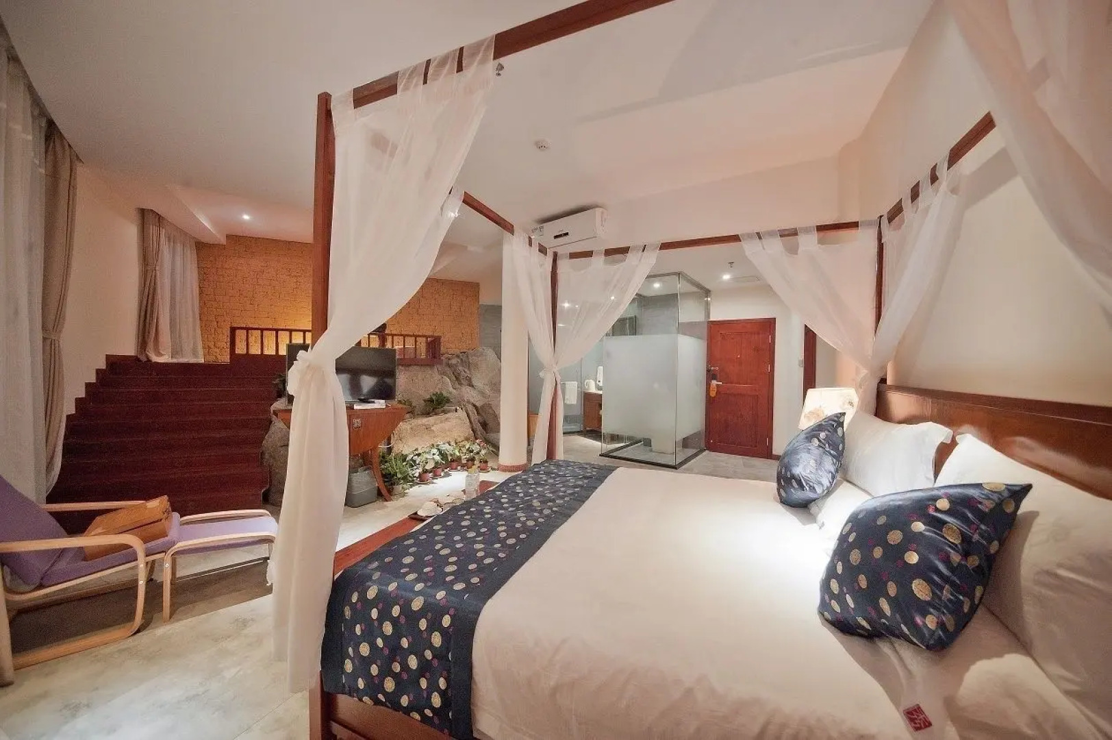 Guilin Crystal Crescent Moon Hotel