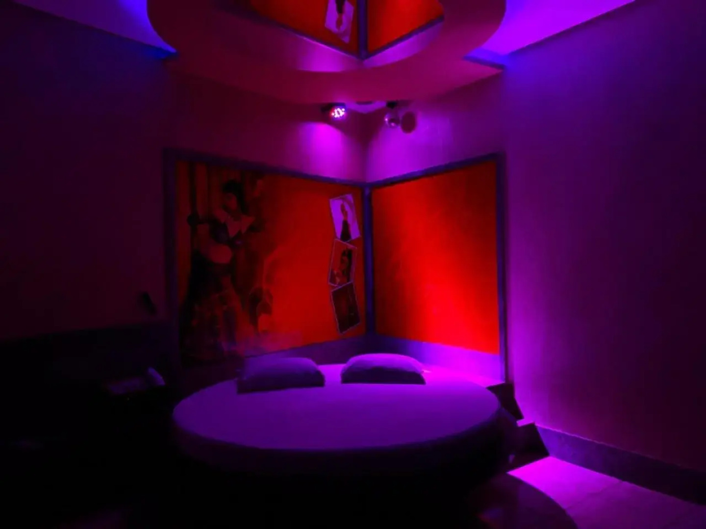 Motel Emoções (Adults Only)