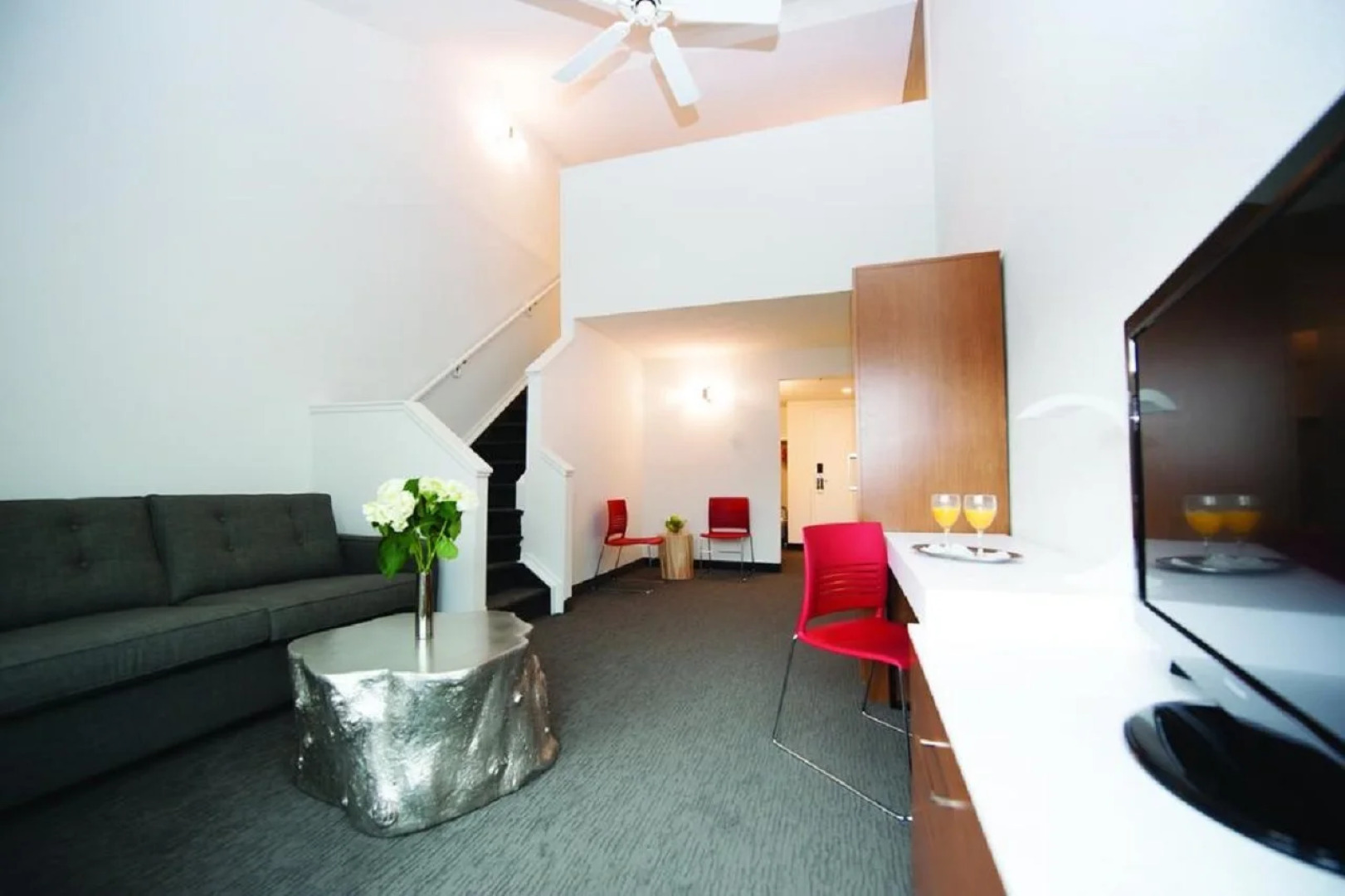 The Elk & Avenue Hotel