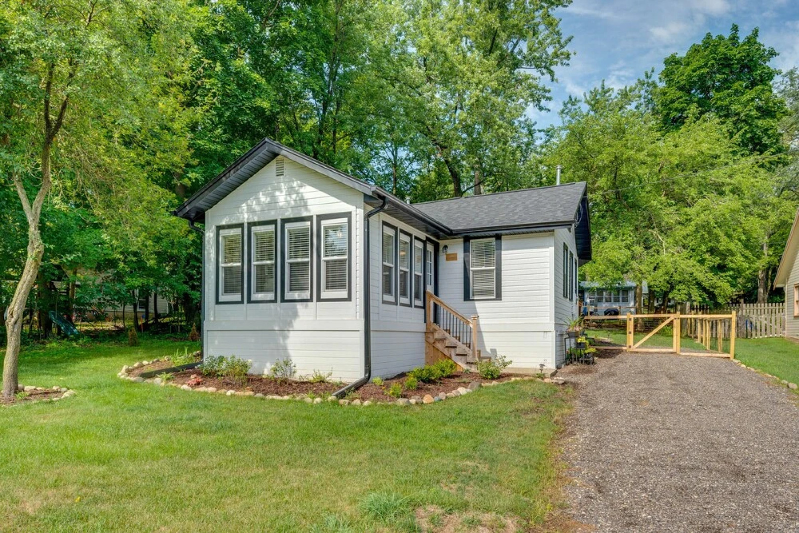 Welcoming Williams Bay Cottage w/ Deck & Fire Pit!