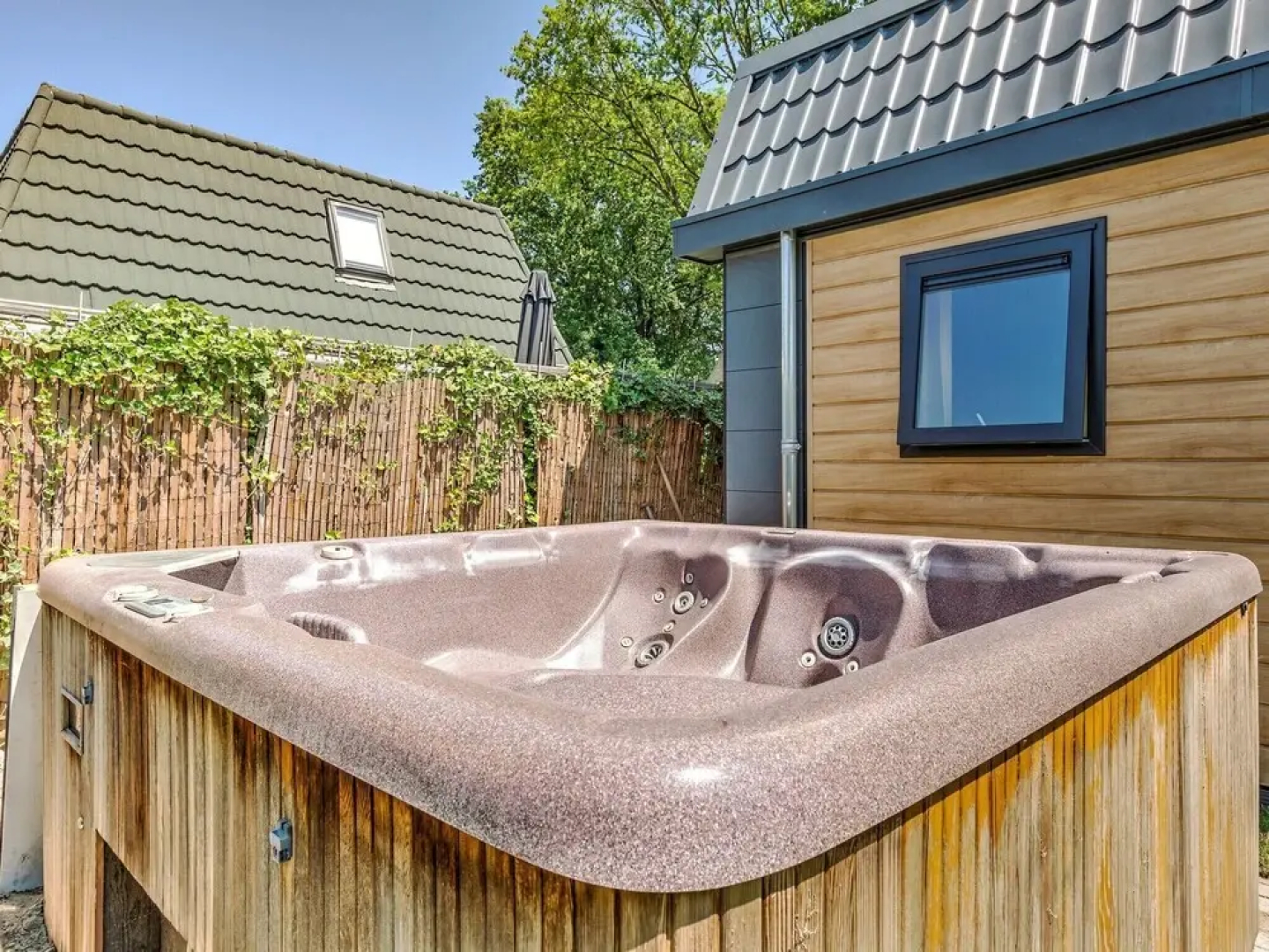 Beautiful Bungalow with Hot Tub in Kaatsheuvel