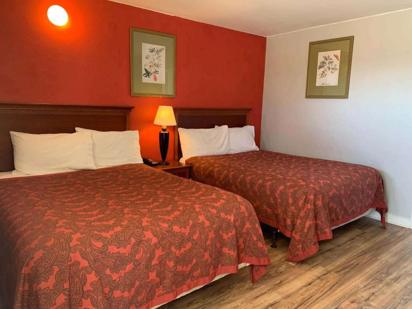 Scottish Inn and Suites