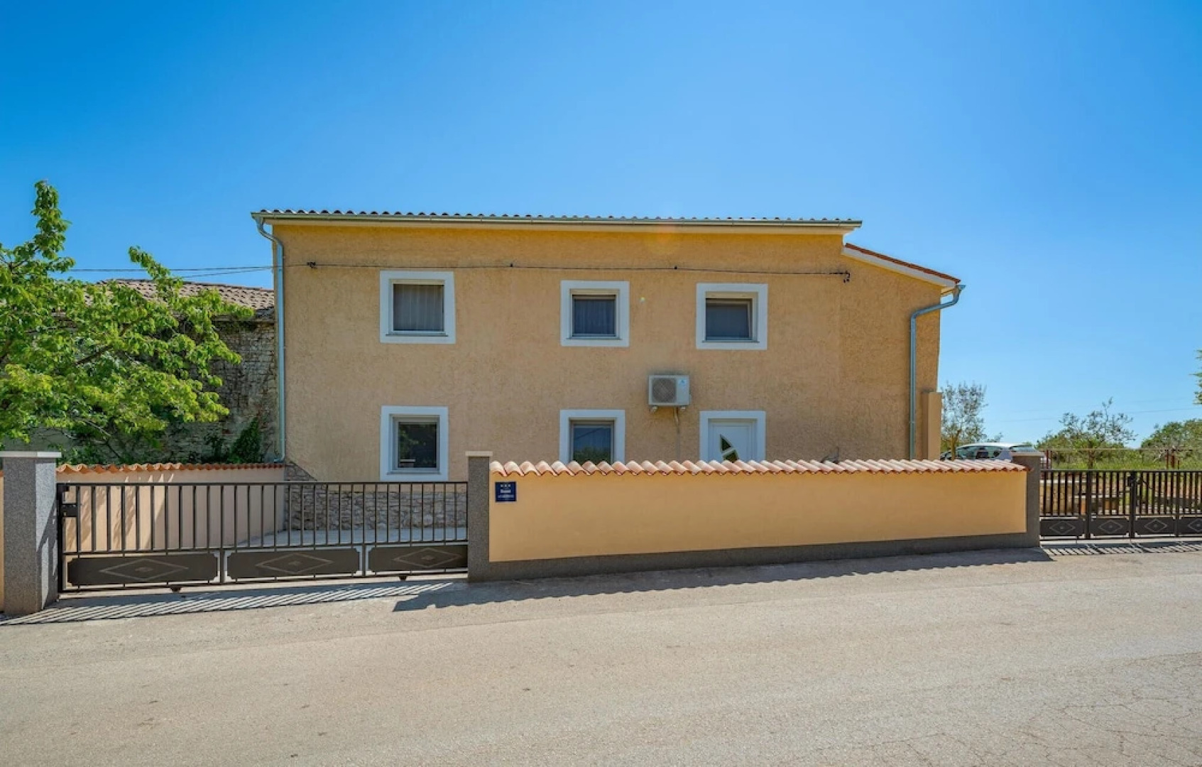 Beautiful Home in Divsici With Wifi and 1 Bedrooms