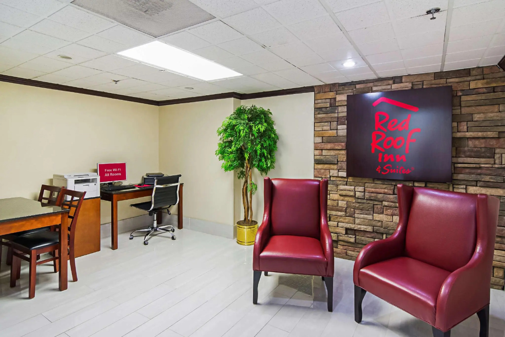 Red Roof Inn & Suites Fayetteville - Fort Bragg