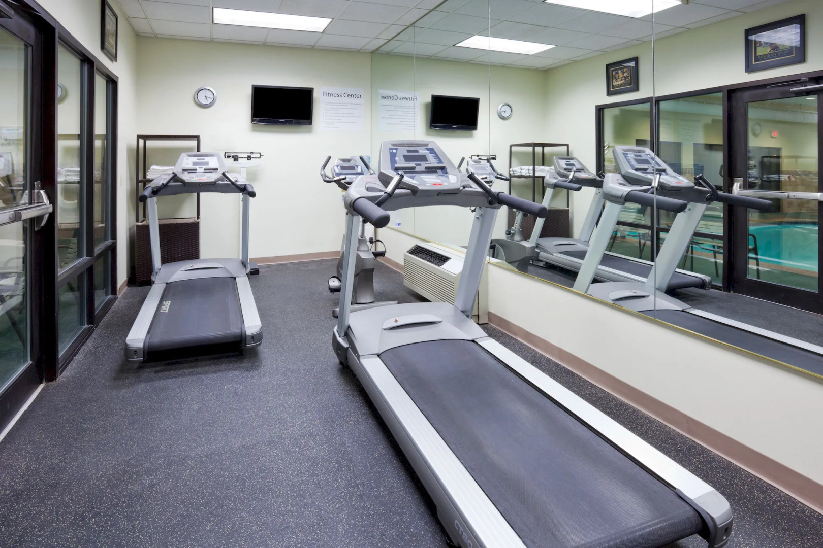 Holiday Inn Express & Suites - Interstate 380 at 33rd Avenue by IHG