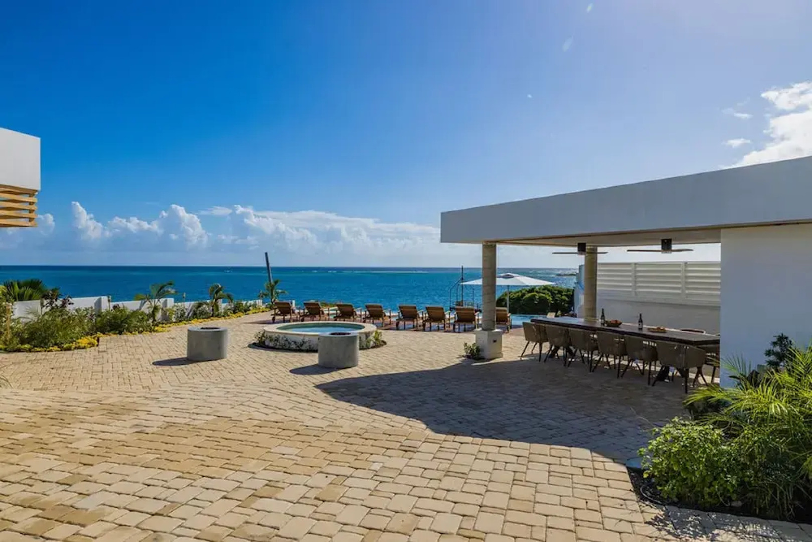 Beachfront Villa w Pool Sleeps 16 Dining Tub