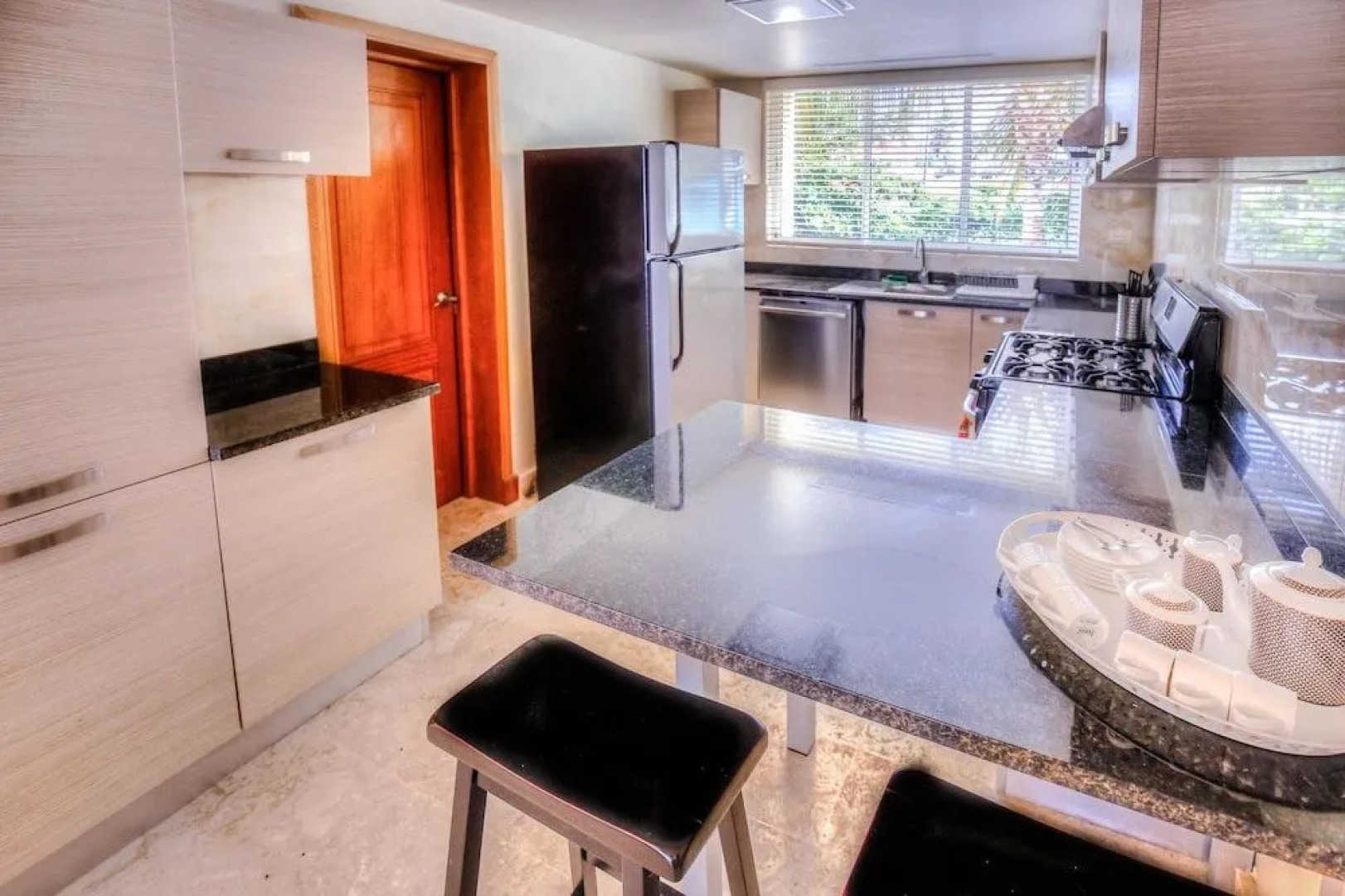 Beachfront Glamorous Apartment With Ocean Views