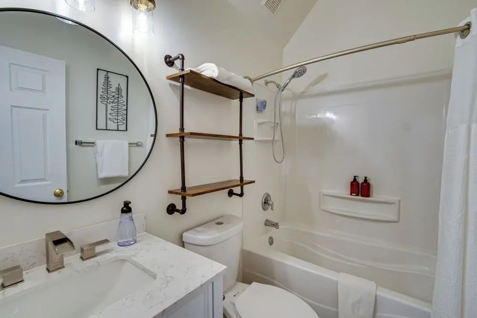 Unwind in Cle Elum: Hot Tub & Cozy Fireplace!