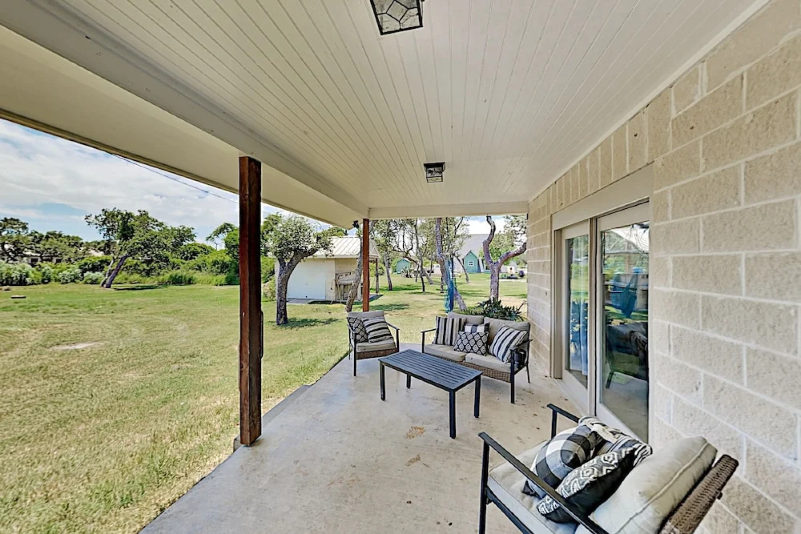 Deluxe Getaway: Big Corner Lot, Great Locale! 3 Bedroom Home