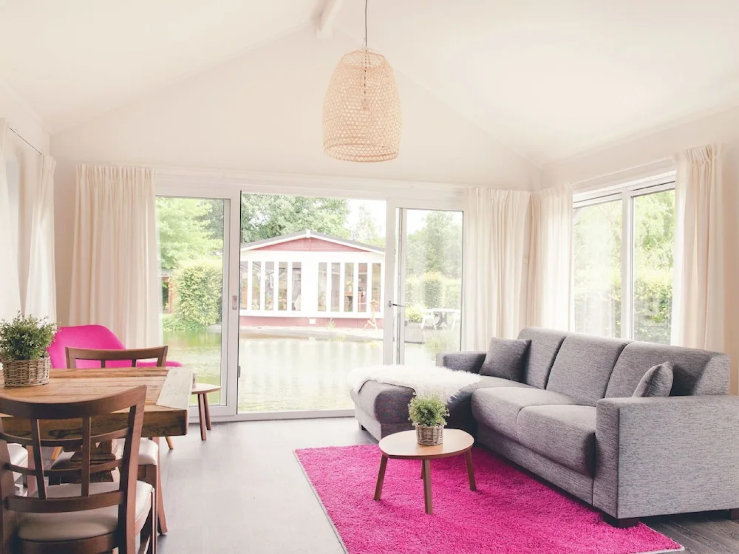 Beautiful Chalet in a Holiday Park by a Pond