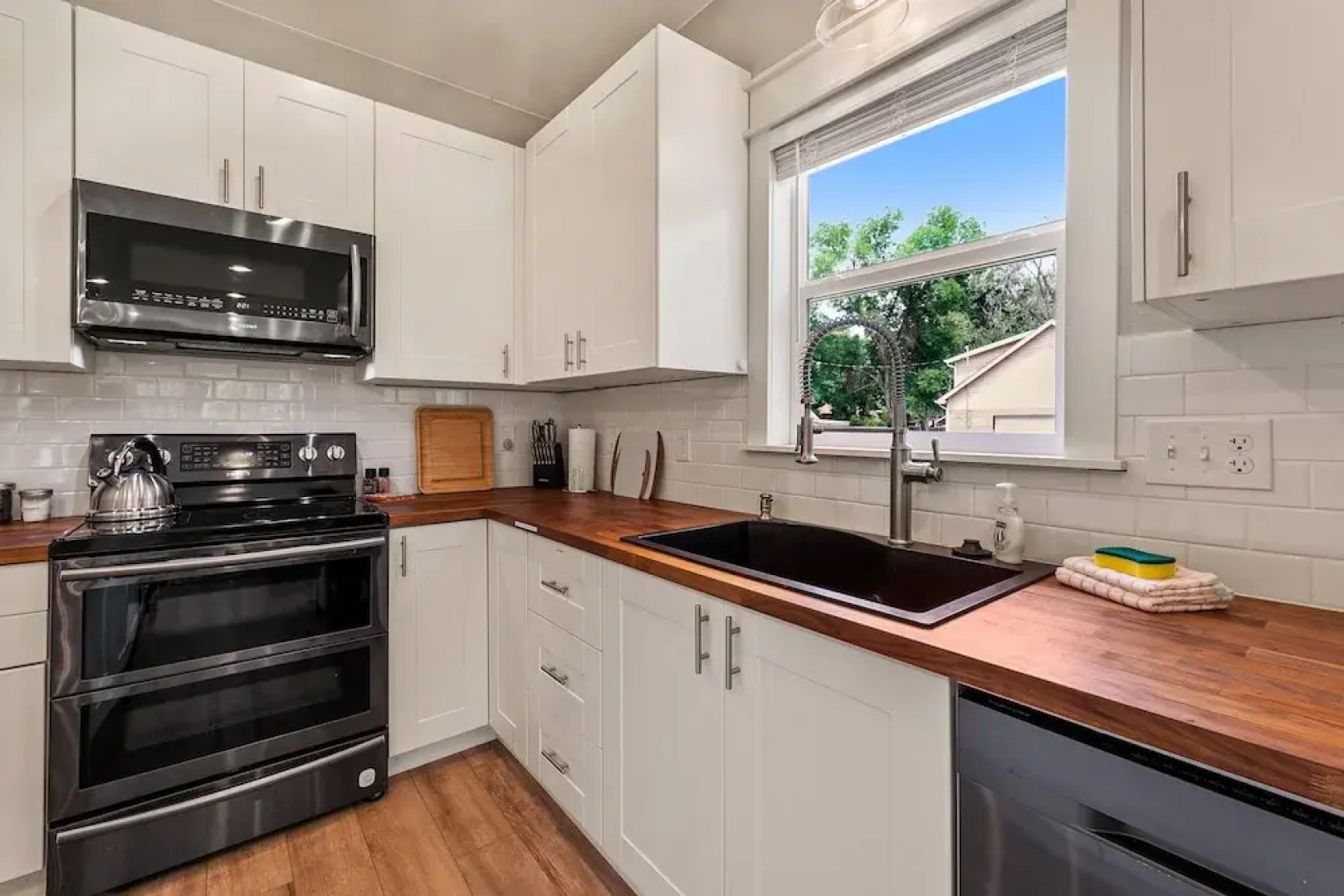 Cozy Chic Home In Downtown Loveland!