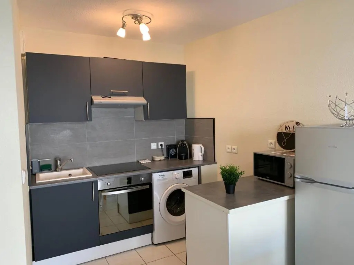 F2 rénové,lumineux avec balcon,parking et piscine