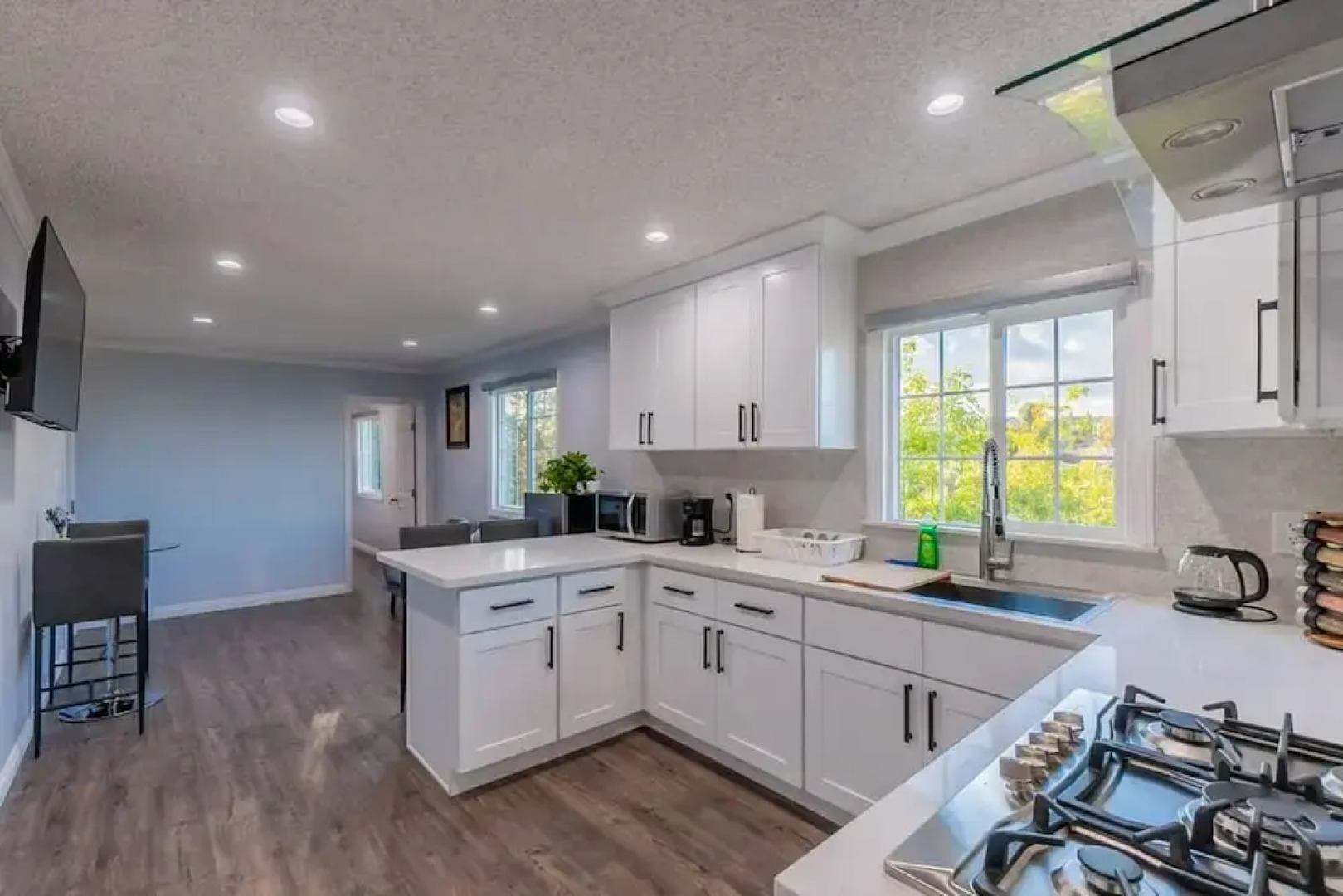 Stunning LA Luxury Retreat Ideal for Work or Play