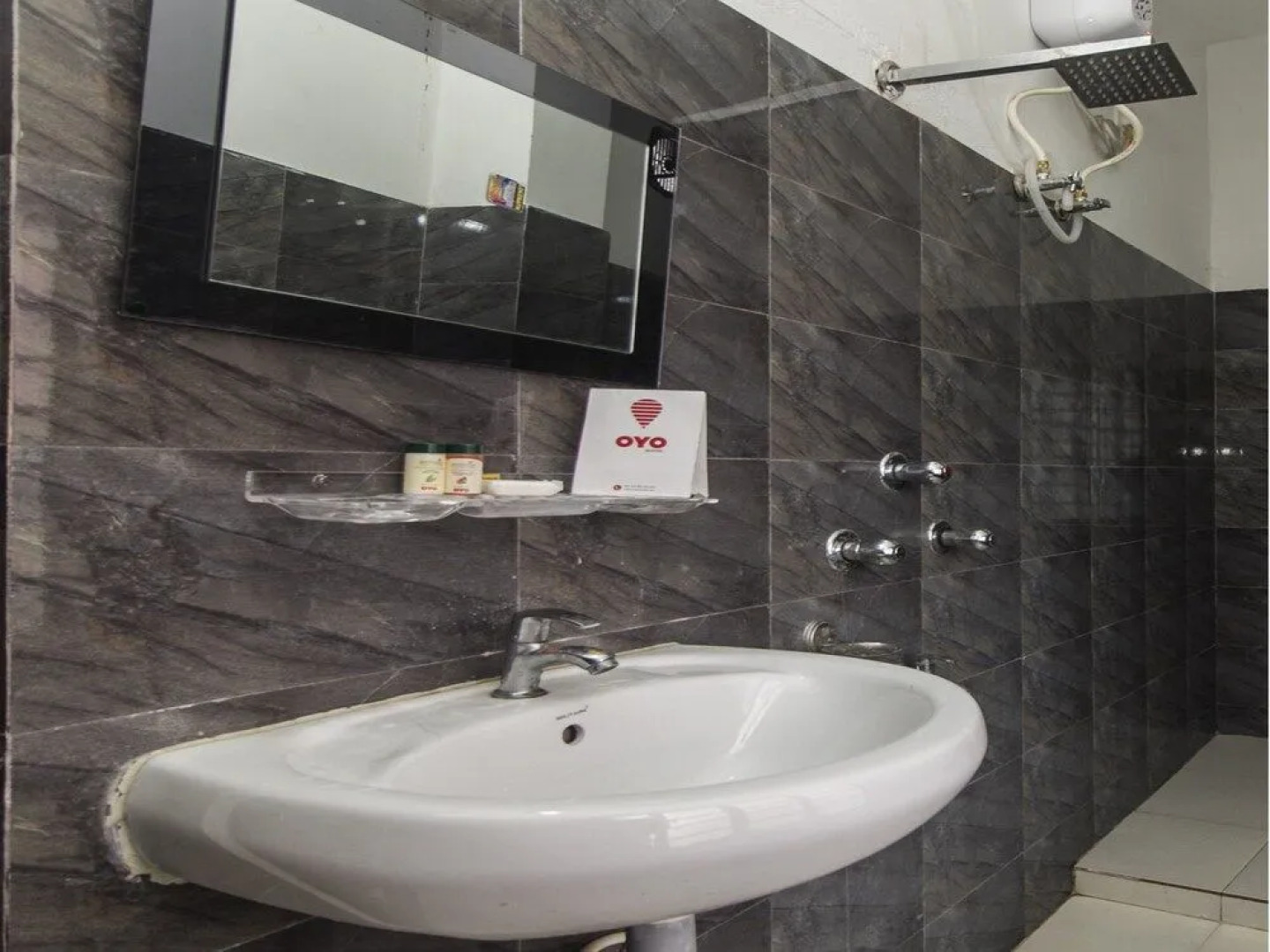 OYO 14331 Hotel Aquarium