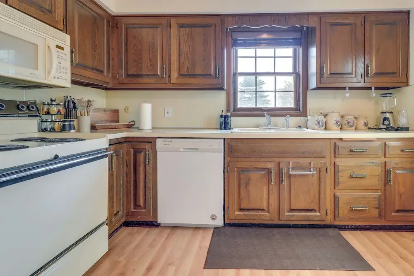 7 Mi to Downtown Toledo & Riverfront: Cozy Apt!