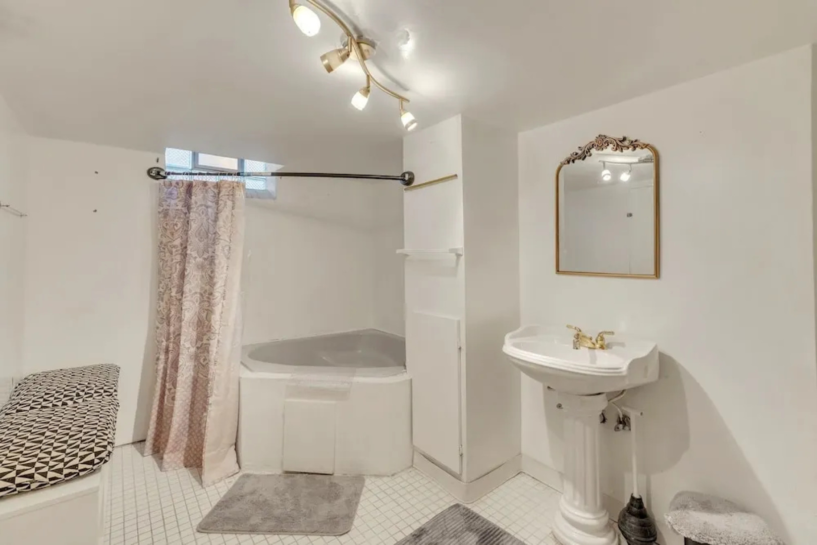 Cozy 3br Westland Retreat 3 Bedroom Home by RedAwning