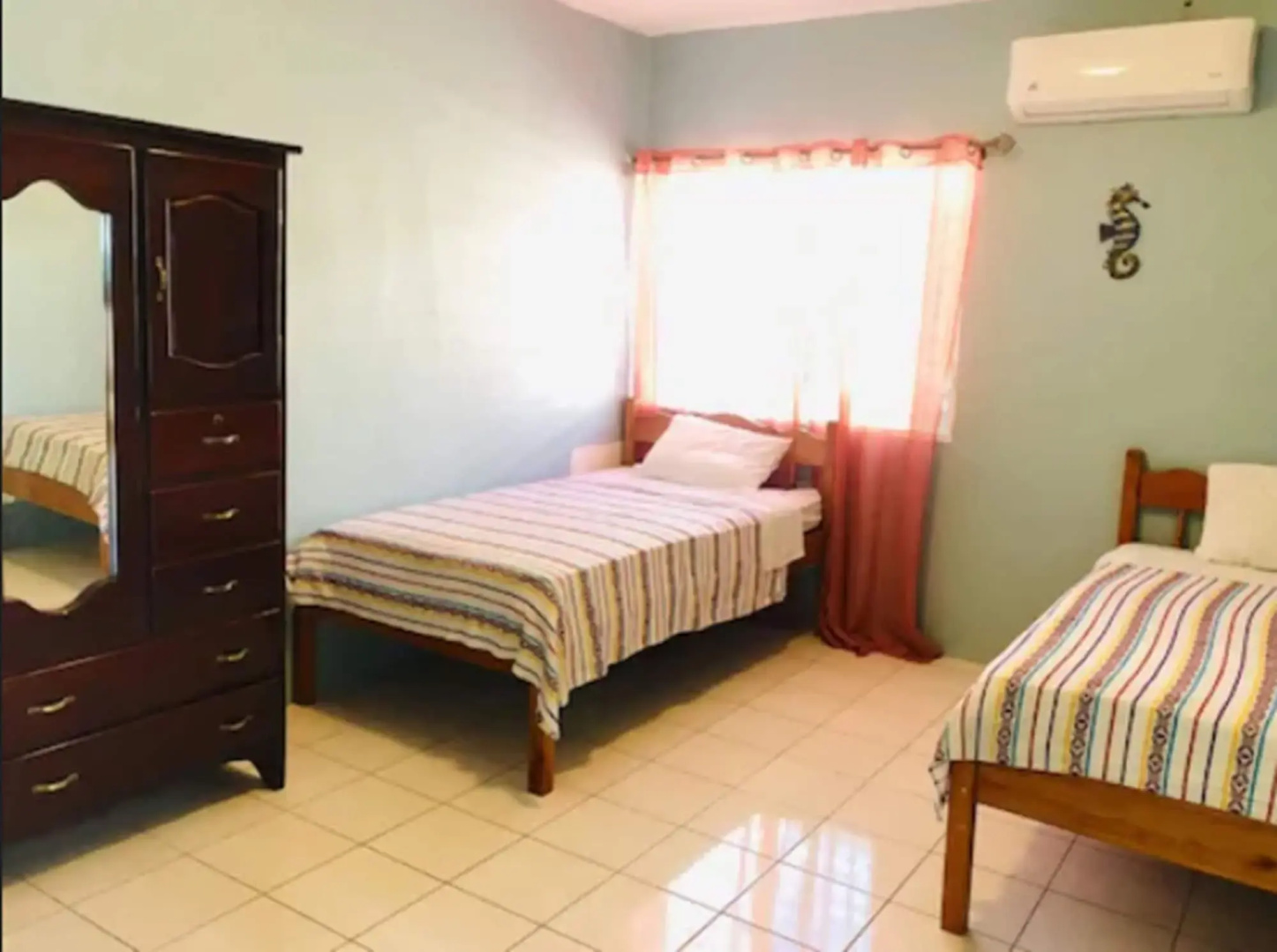 Sandbar Beachfront Hotel & Hostel