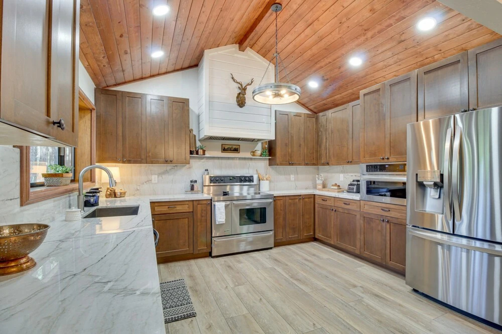 Pinetop Cabin w/ 2 Fireplaces & Hot Tub!