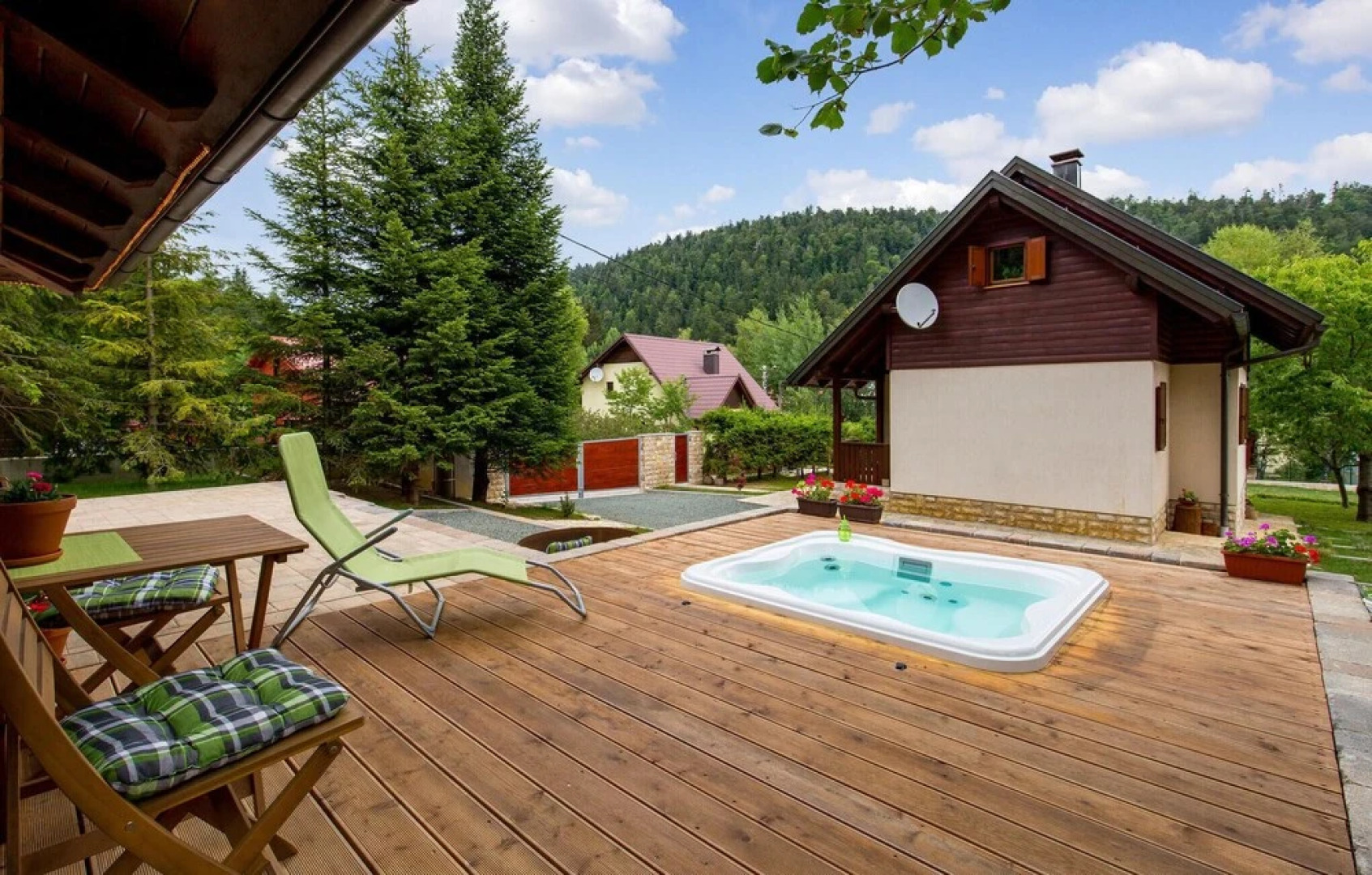 Beautiful Home in Fuzine With Jacuzzi, Wifi and 2 Bedrooms