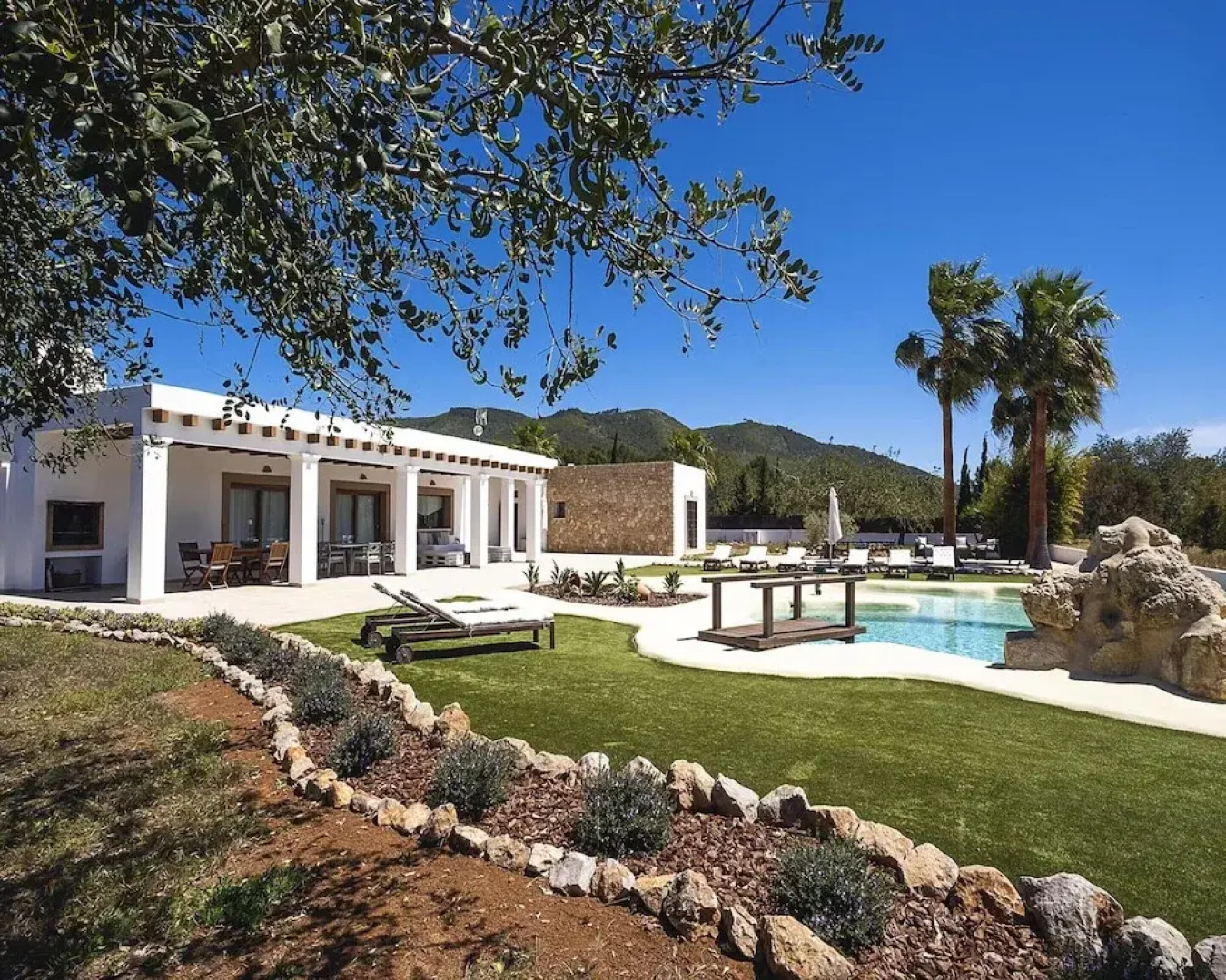 Spacious Villa With Games Area