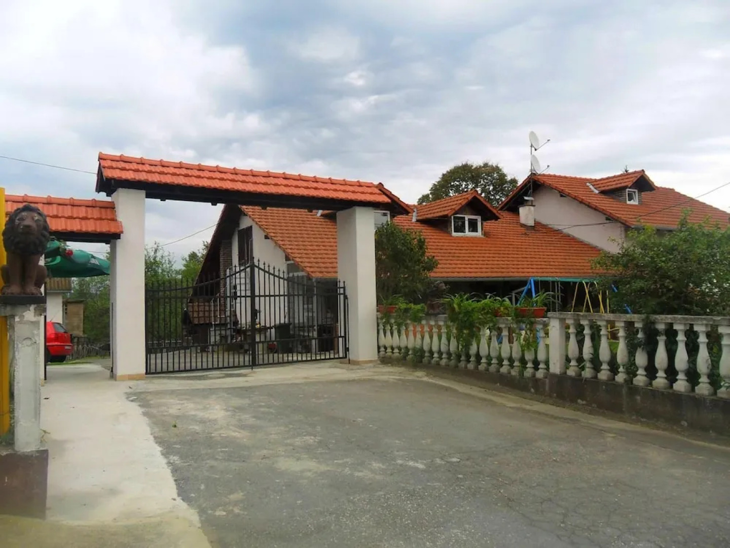 House With 4 Bedrooms in Kutina, With Enclosed Garden and Wifi