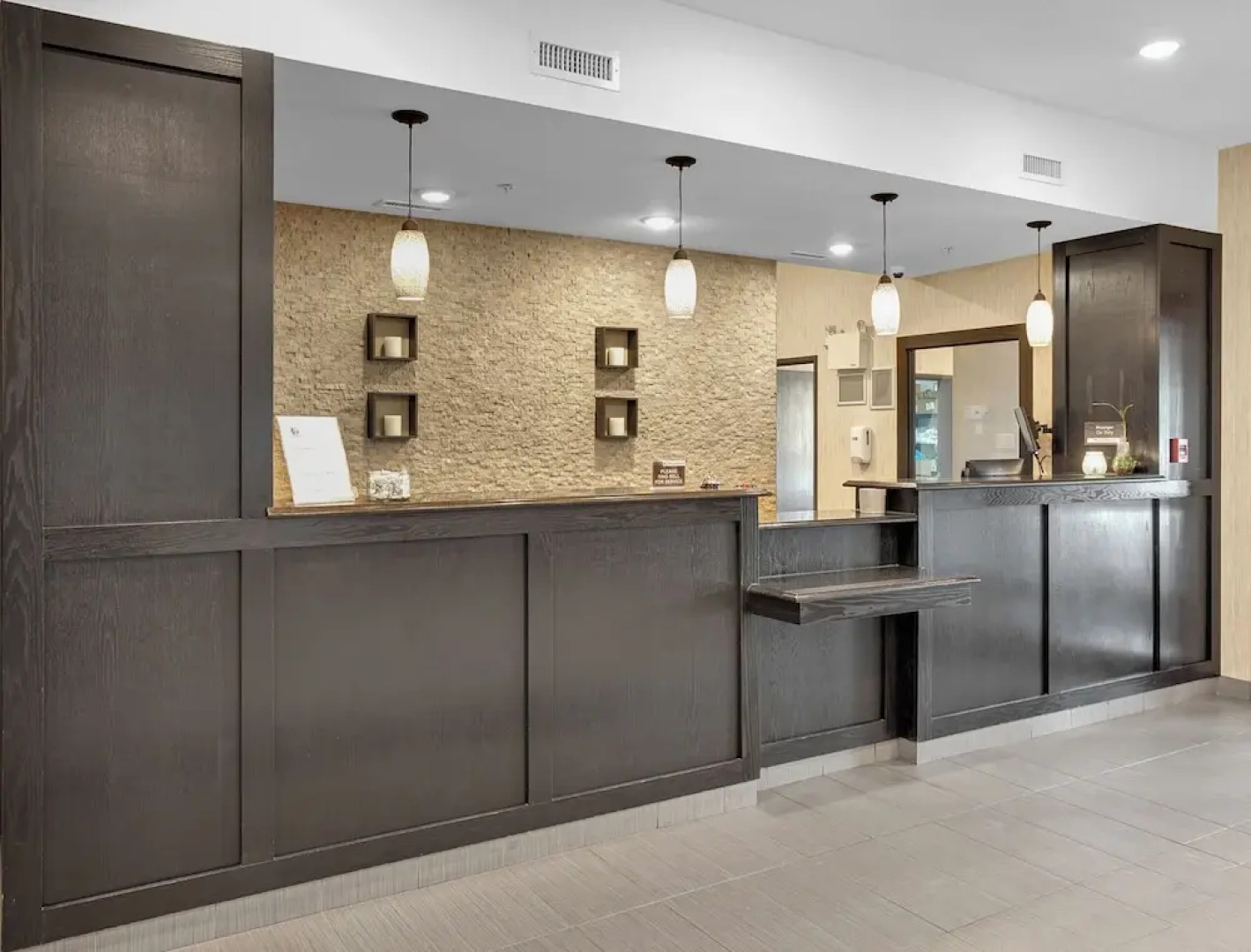 Duvernay Inn & Suites