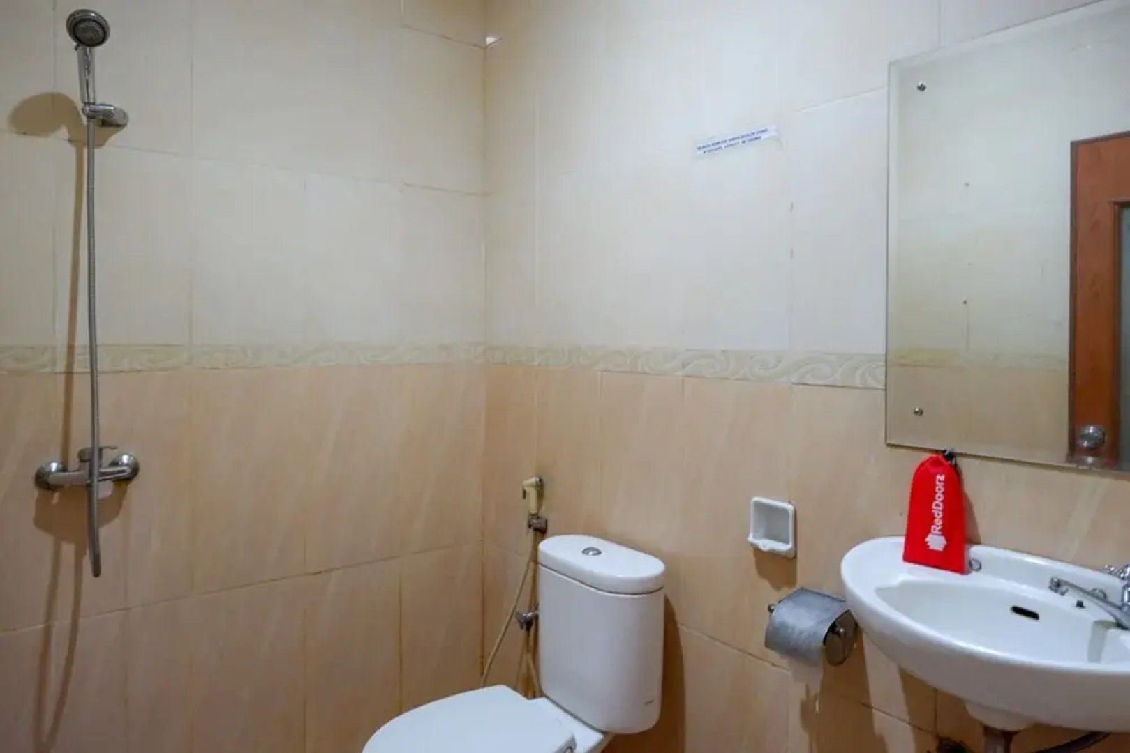 RedDoorz near Monumen Habibi Ainun