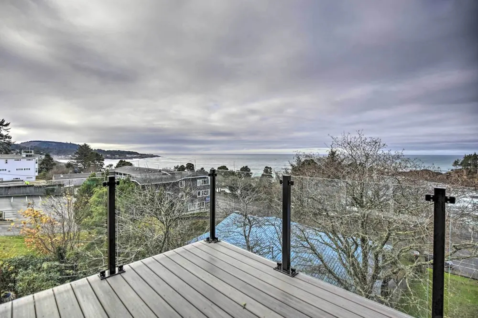 Scenic Depoe Bay Townhome w/ Deck < 1 Mi to Parks!