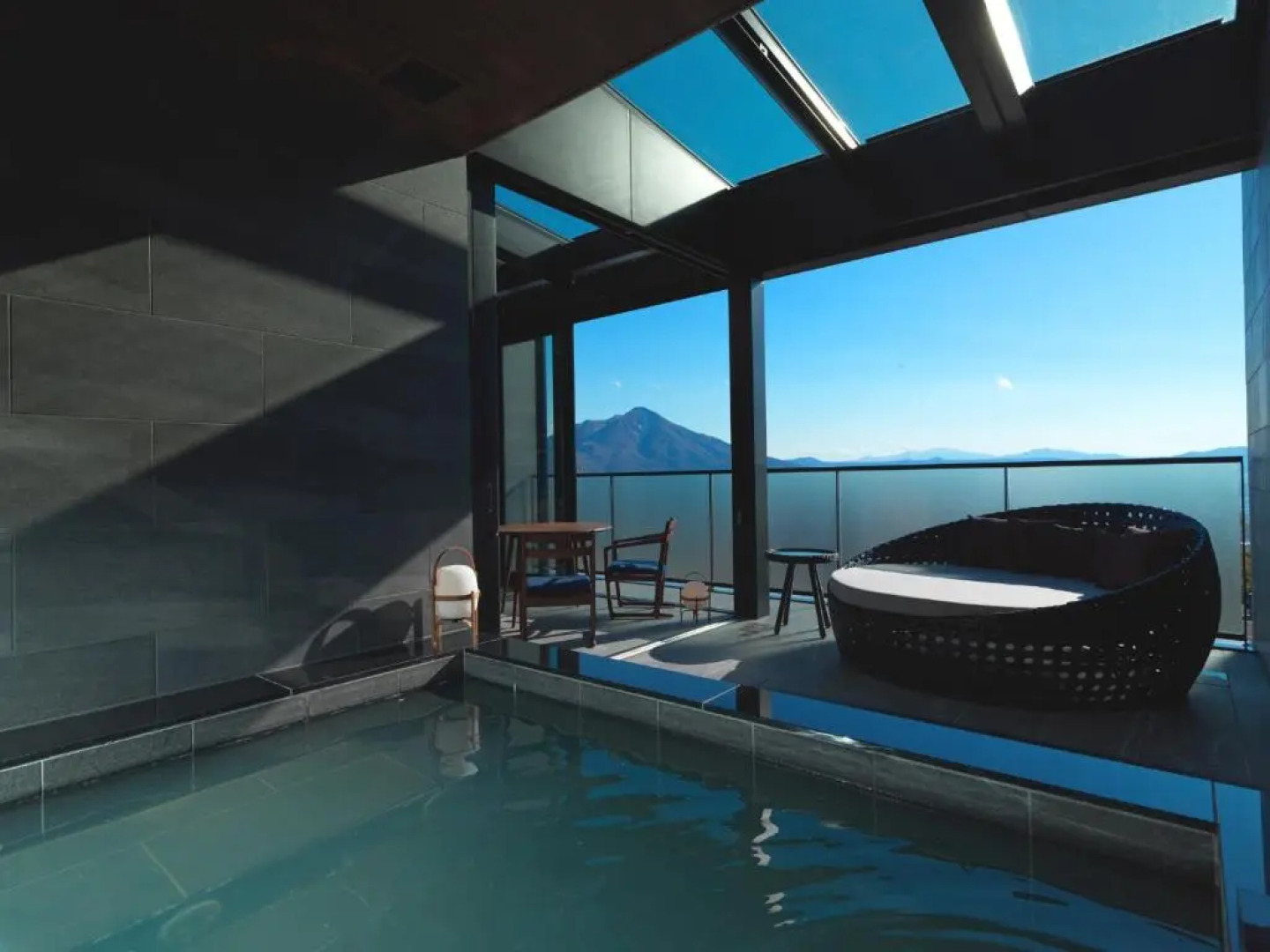 Lake Shikotsu Tsuruga Besso Ao no Za