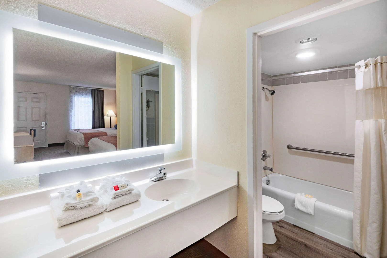 Howard Johnson by Wyndham Staunton