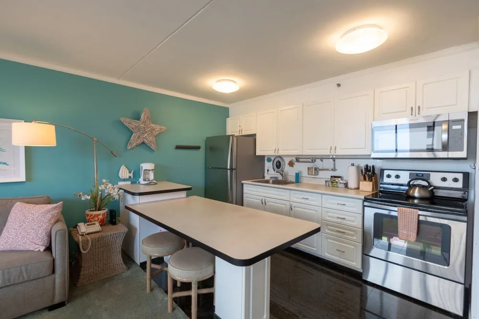 Waikiki Banyan - Partial Ocean View Tower 2 Suite 1204