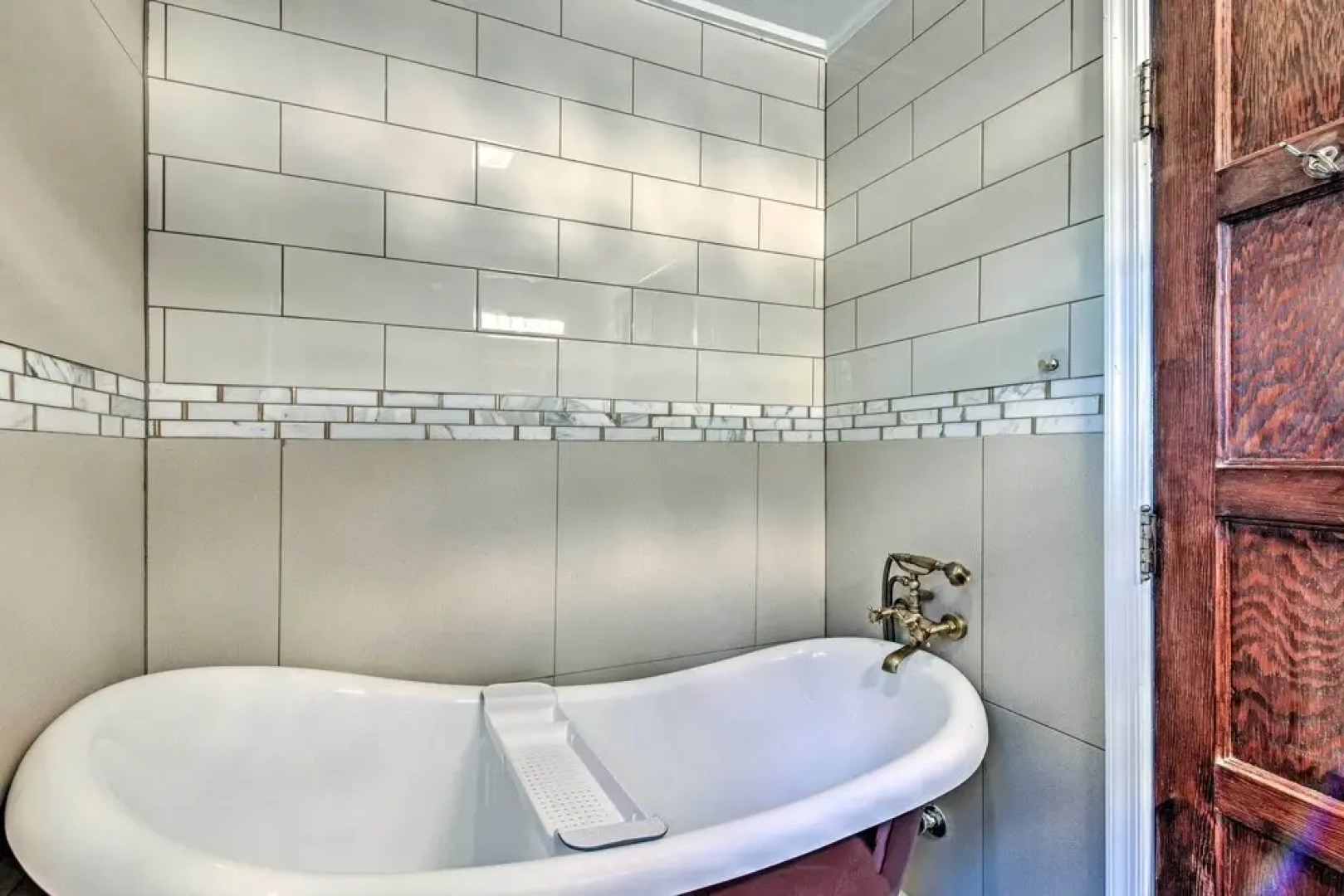 Hot Tub & Mtn Views: Expansive Hazleton Retreat