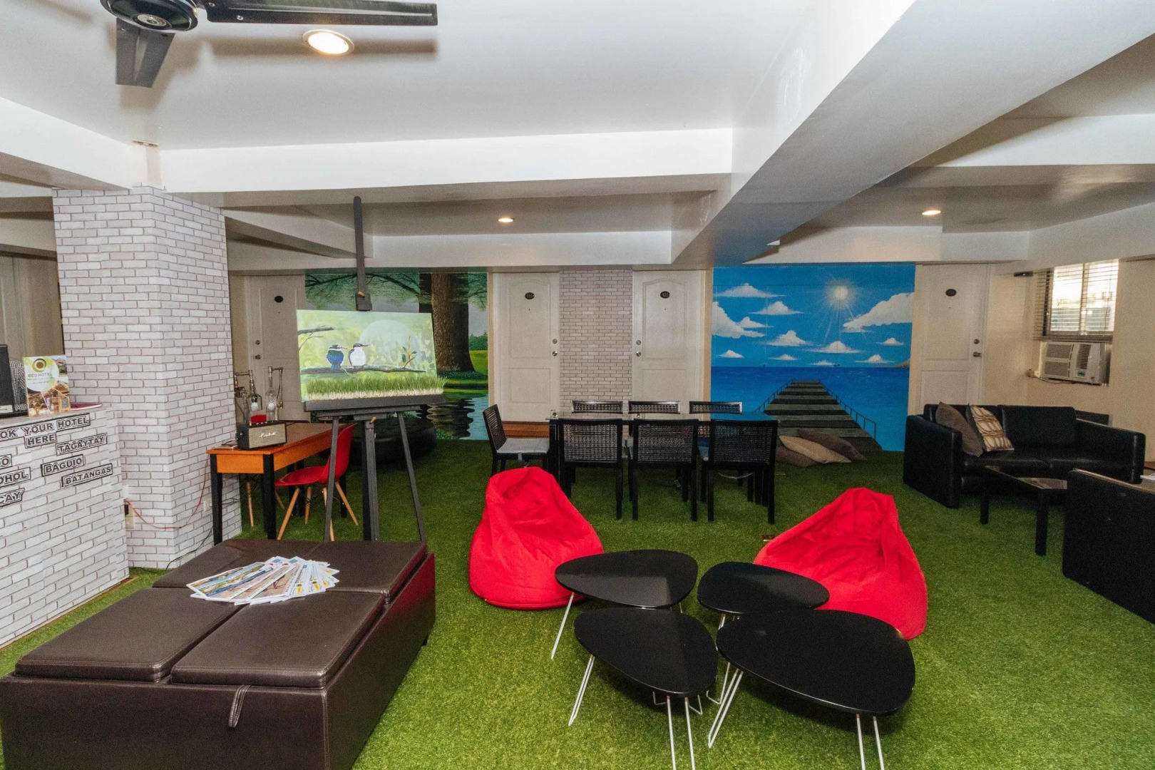 RedDoorz @ Amorsolo Makati