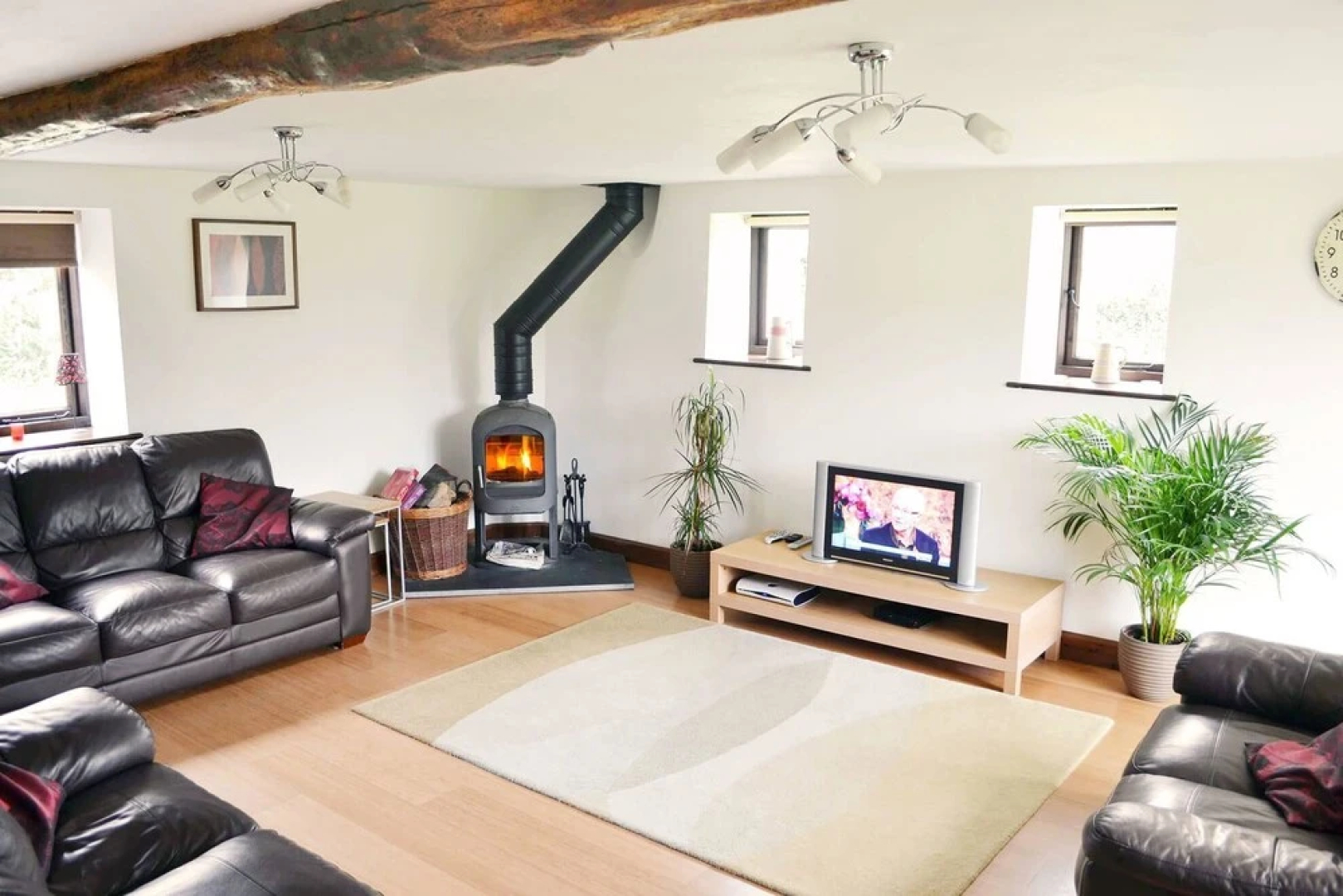Beautifully converted 400-year-old threshing barn in East Devon. Pet-friendly.
