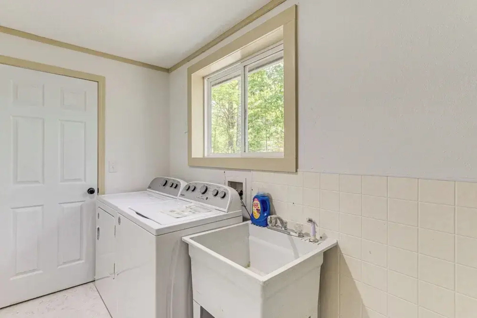 14 Mi to Dtwn: Secluded Stay in Murphy!