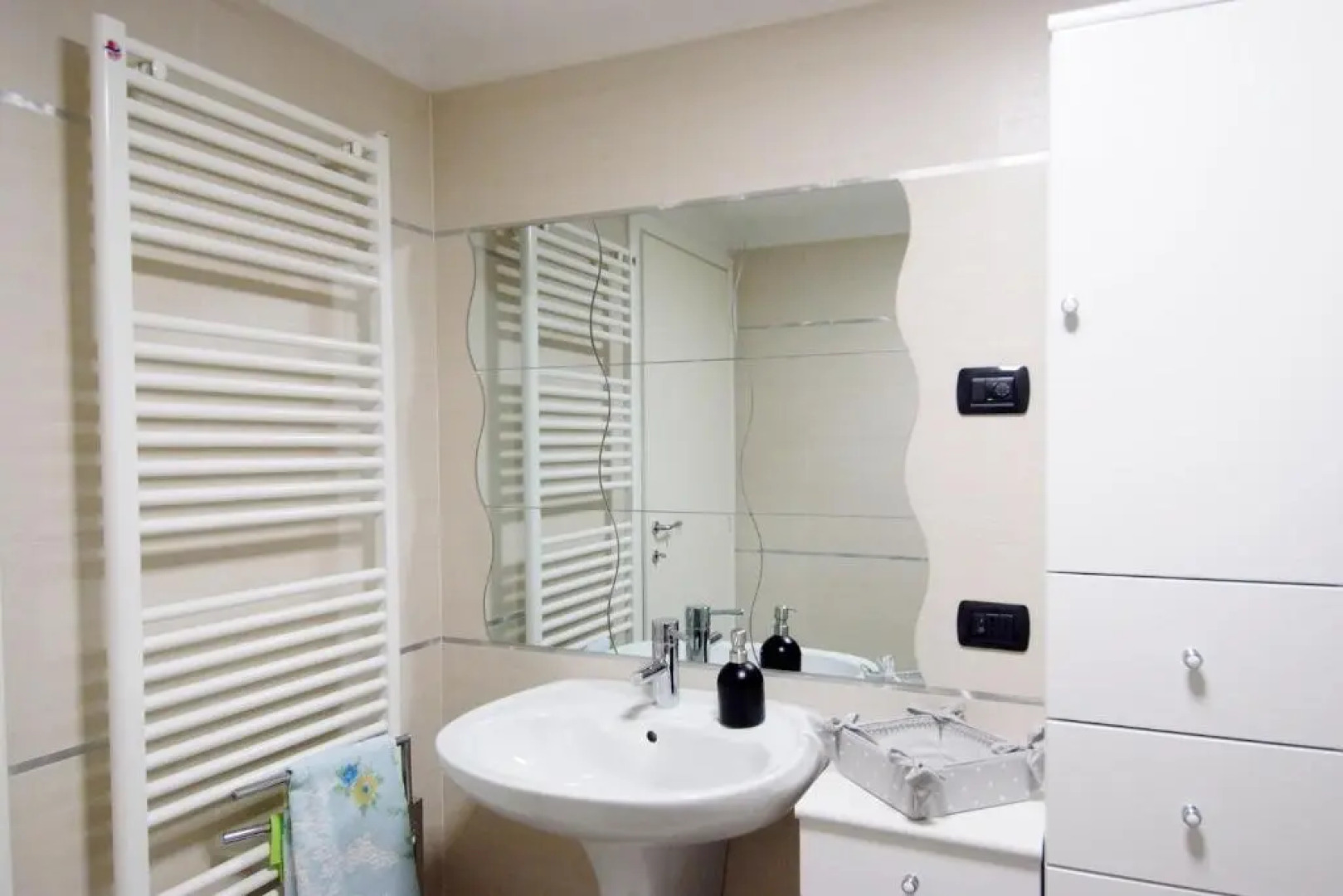 White Residence Apartment