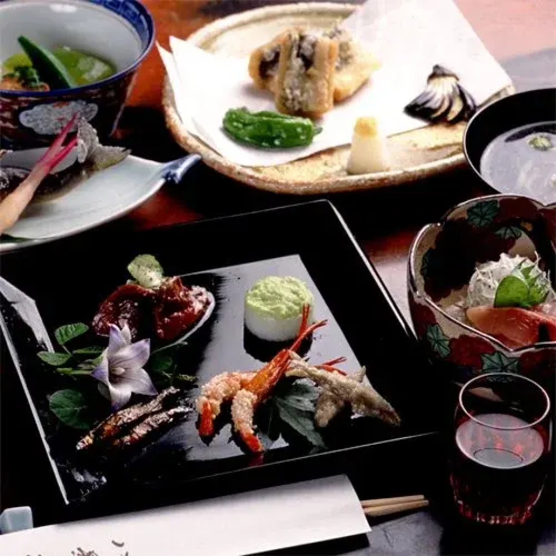 Hakkeitei Ryokan (Within Hikone Castle & Daimyo Park Genkyuen)